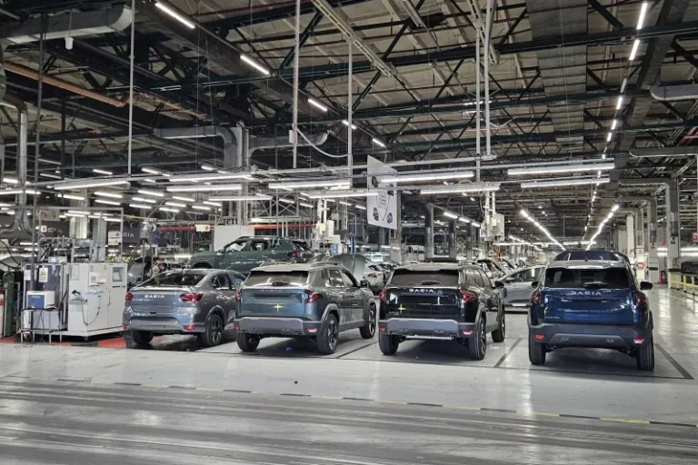 Masini-in-uzina-Dacia