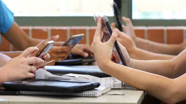 Utilizarea-telefoanelor-mobile-1200x675