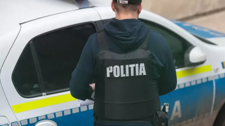politist-vesta-masina-politie