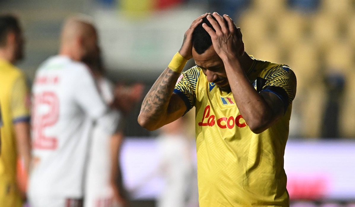 Jair Silva Tavares isi pune mainile in cap in meciul de fotbal dintre Petrolul Ploiesti si Sepsi OSK Sfantu Gheorghe, co